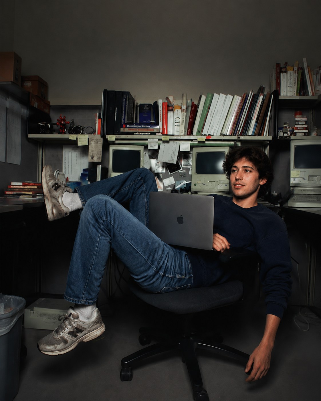 Persona con un computador portátil en un espacio creativo de trabajo.